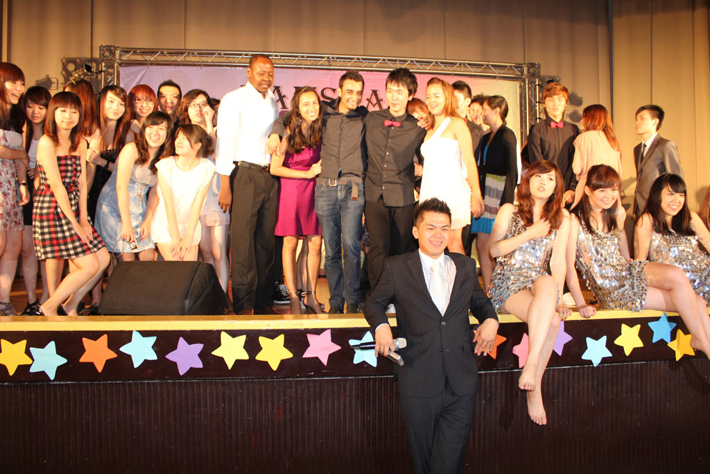 A group photo with VOIS members and TKU foreign students