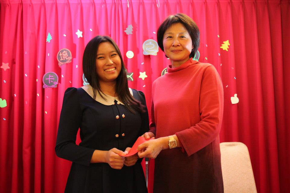 Section Chief Chen Pei-fen with TKU overseas Chinese student