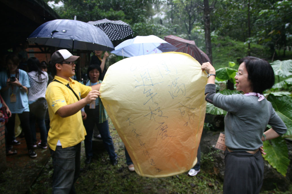 Setting off the sky lantern