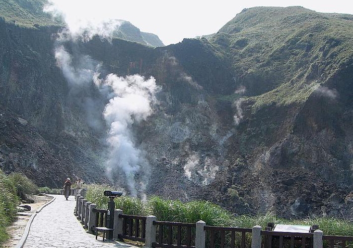Volcanic steam rising from Xiaoyoukeng 